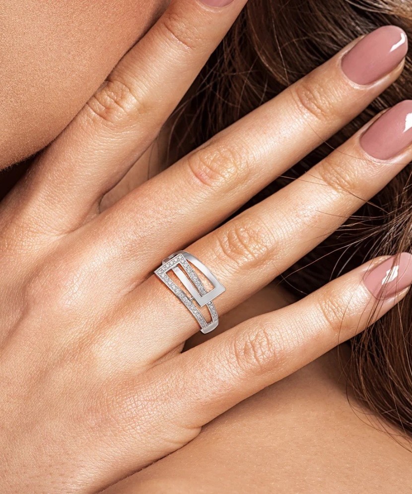 Sterling silver ring with zircons