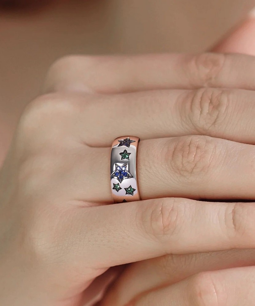 Hopeinen sormussu spinelleillä ja nanosafiiri