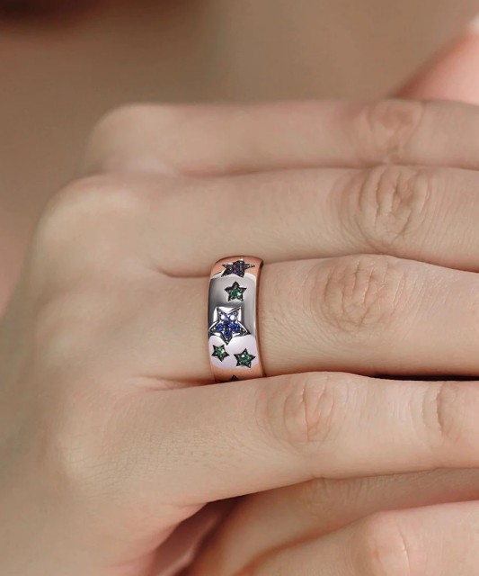 Hopeinen sormussu spinelleillä ja nanosafiiri