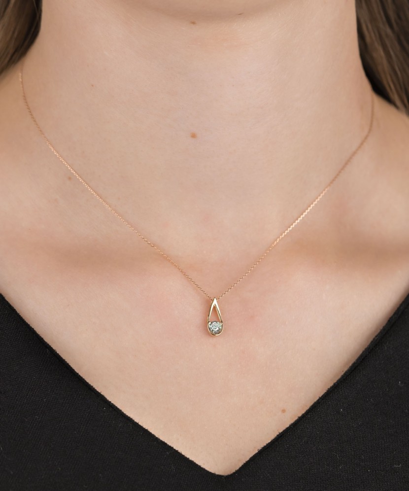 Gold chain with diamond pendant