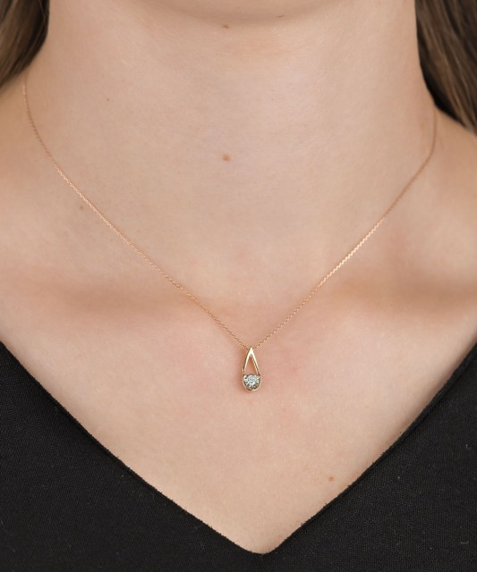 Gold chain with diamond pendant