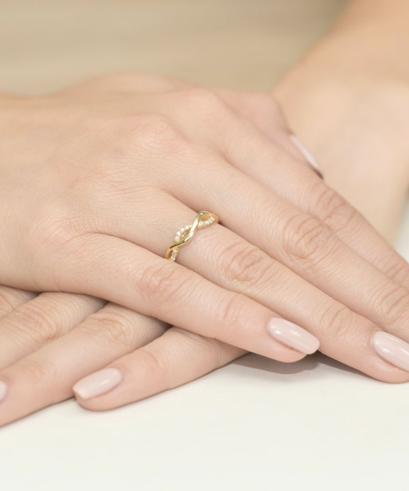 Kultasormus timanteilla