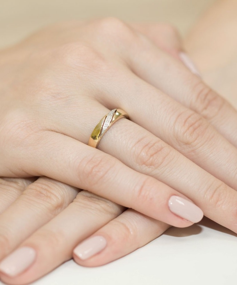 Gold ring with diamonds