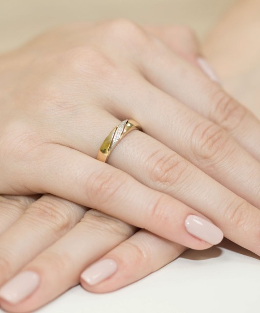 Gold ring with diamonds