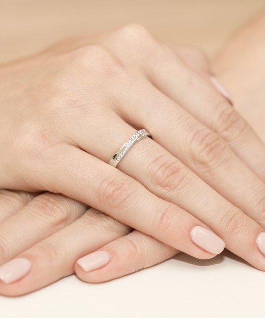 Valkokultainen sormus timanteilla