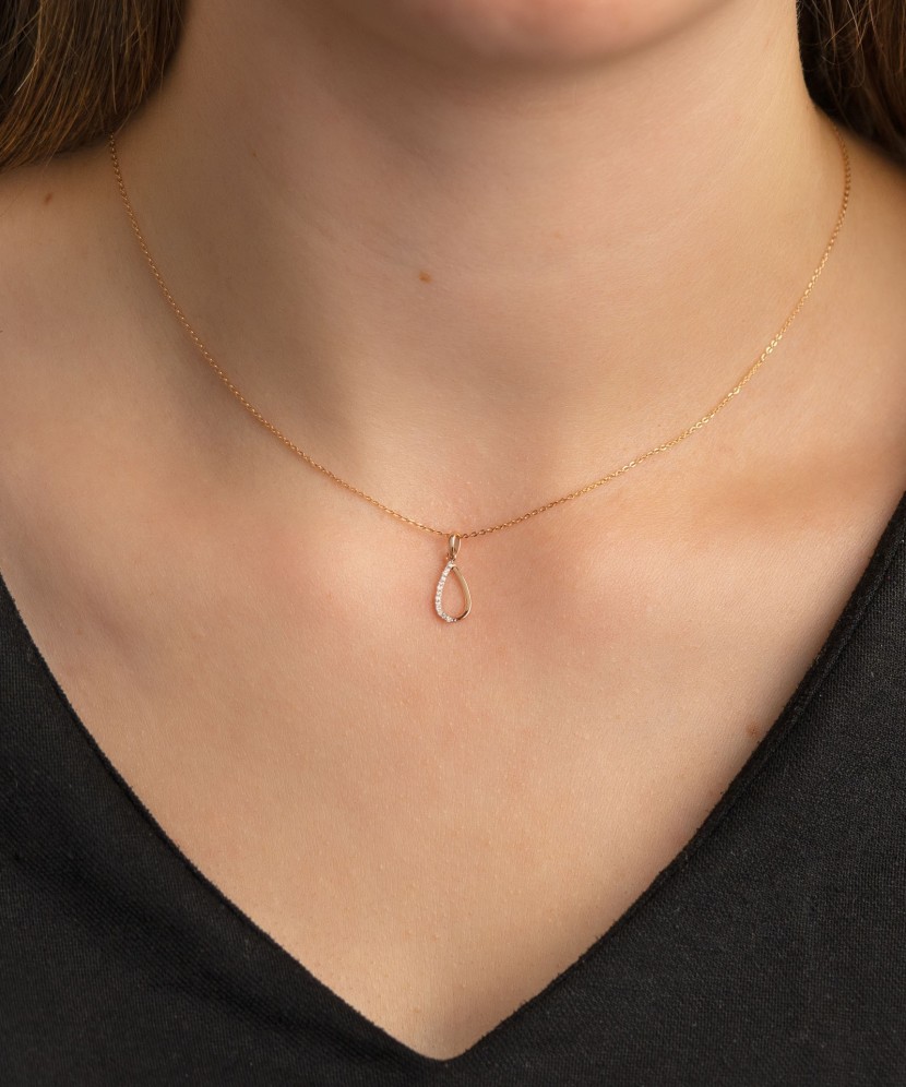 Gold pendant with diamonds