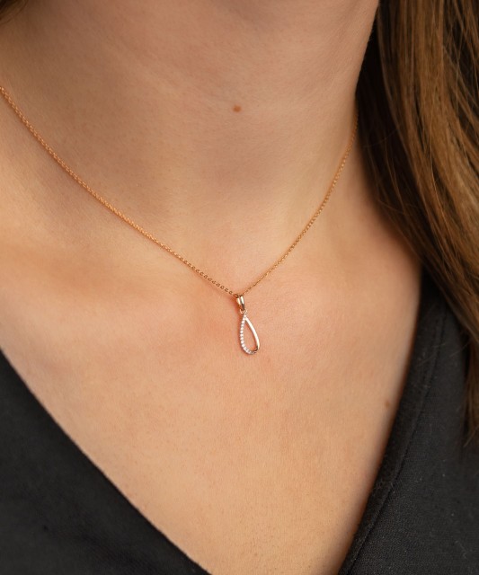 Gold pendant with diamonds