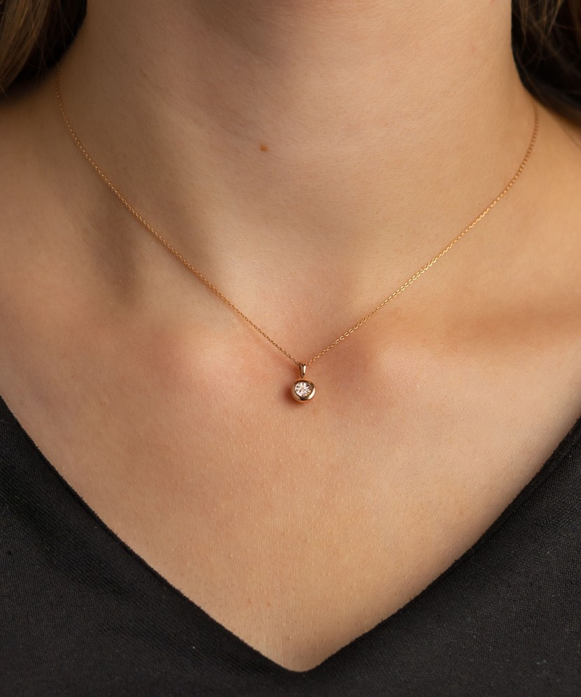 Gold pendant with diamond