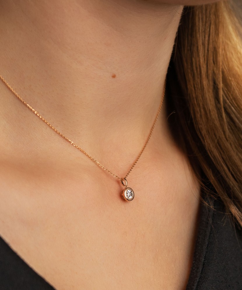 Gold pendant with diamond
