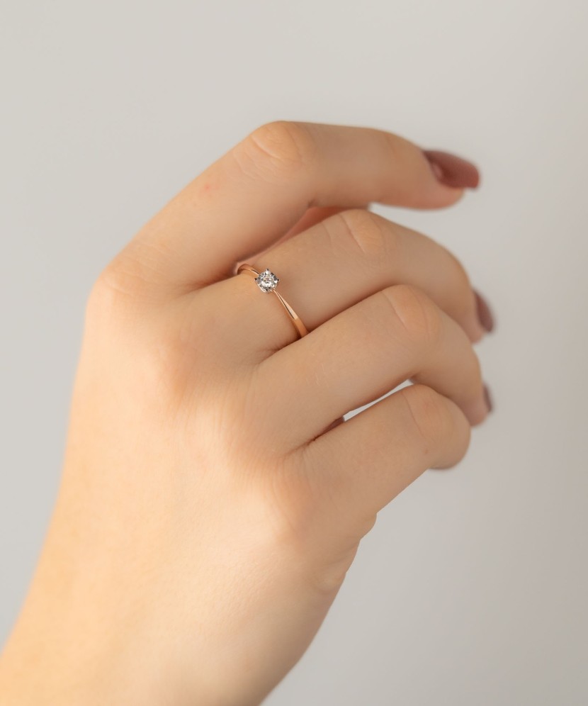 Kultasormus timantilla