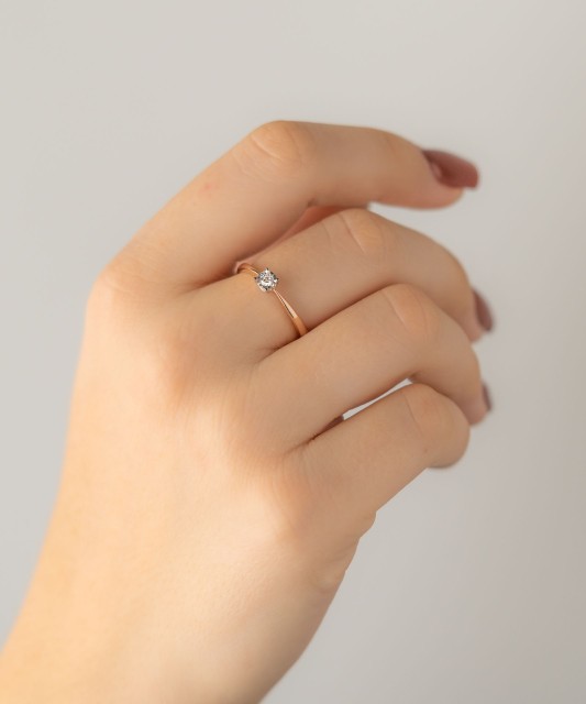 Gold ring with diamond