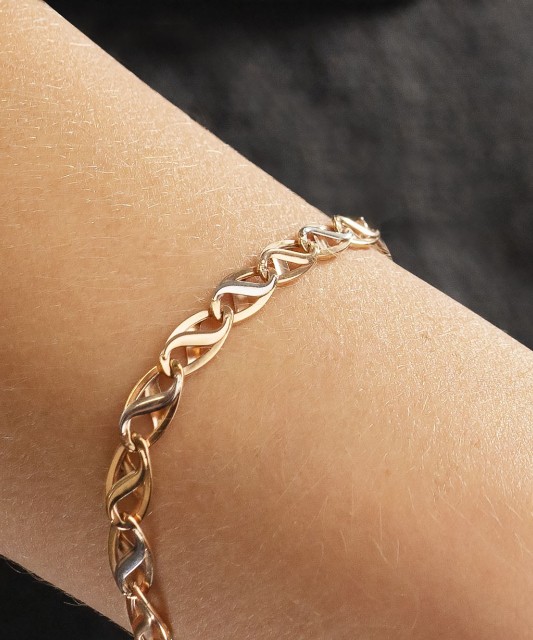 Kultainen riipus zirkonialla