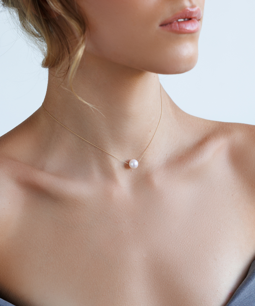 Gold chain with pearl pendant