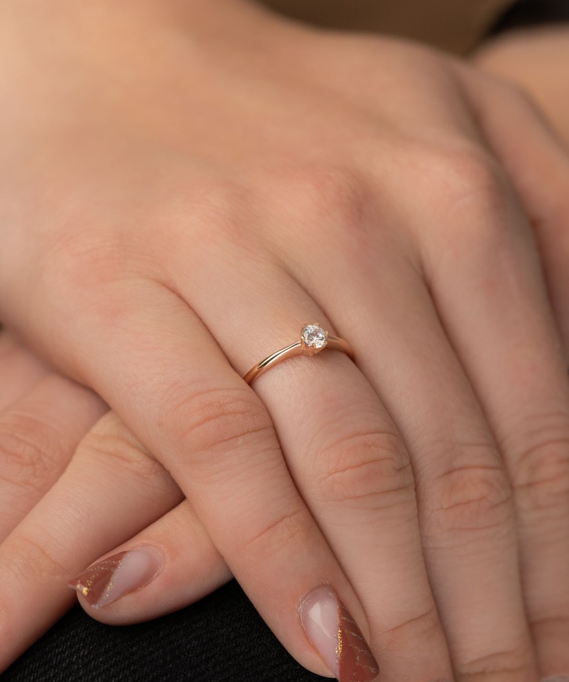 Kultasormus zirkonialla