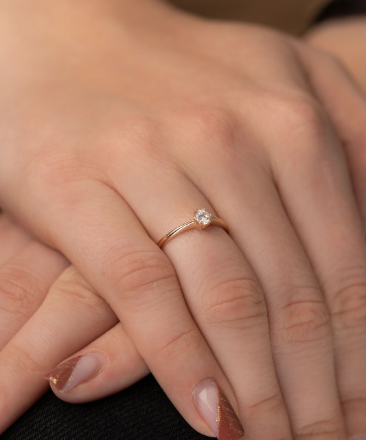 Gold ring with zirconium