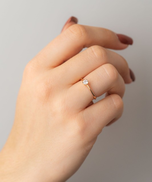 Gold ring with zirconium