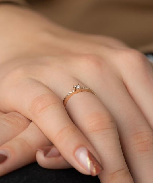 Gold ring with zircons