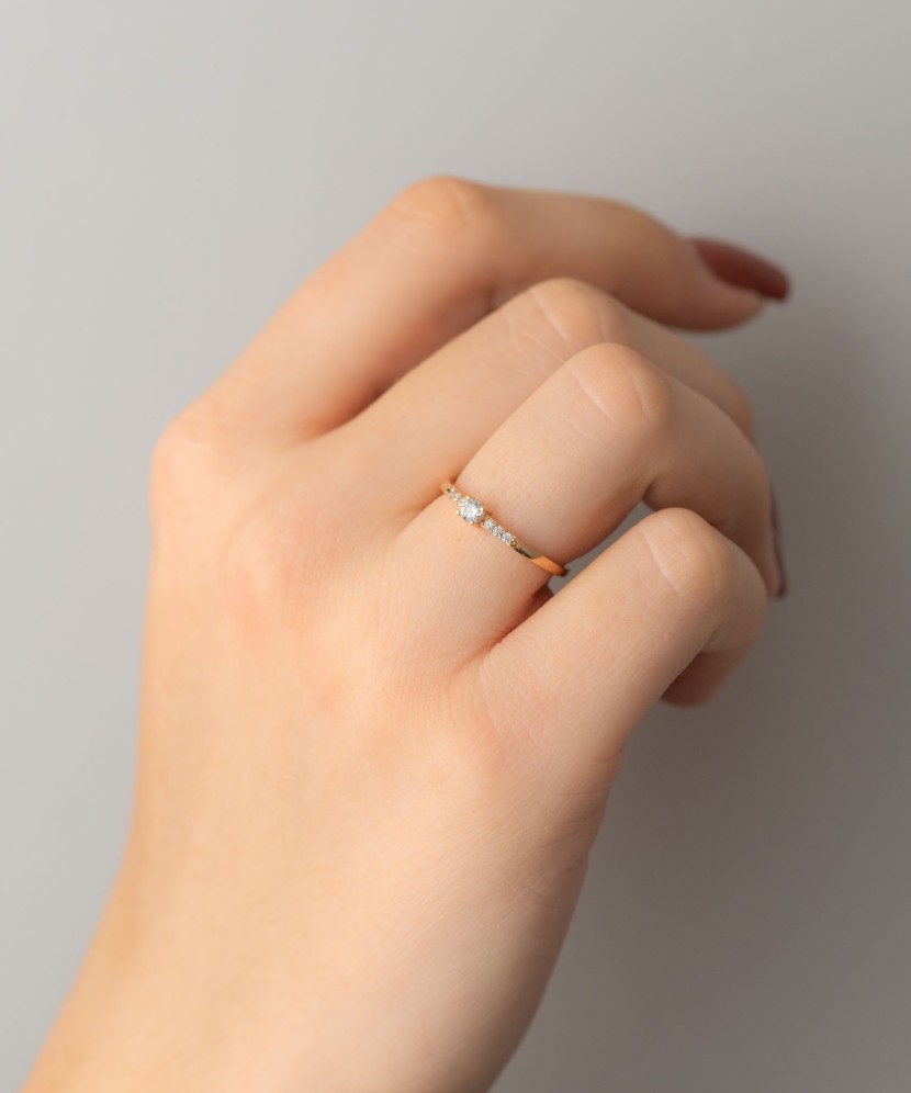 Kultasormus zirkoneilla