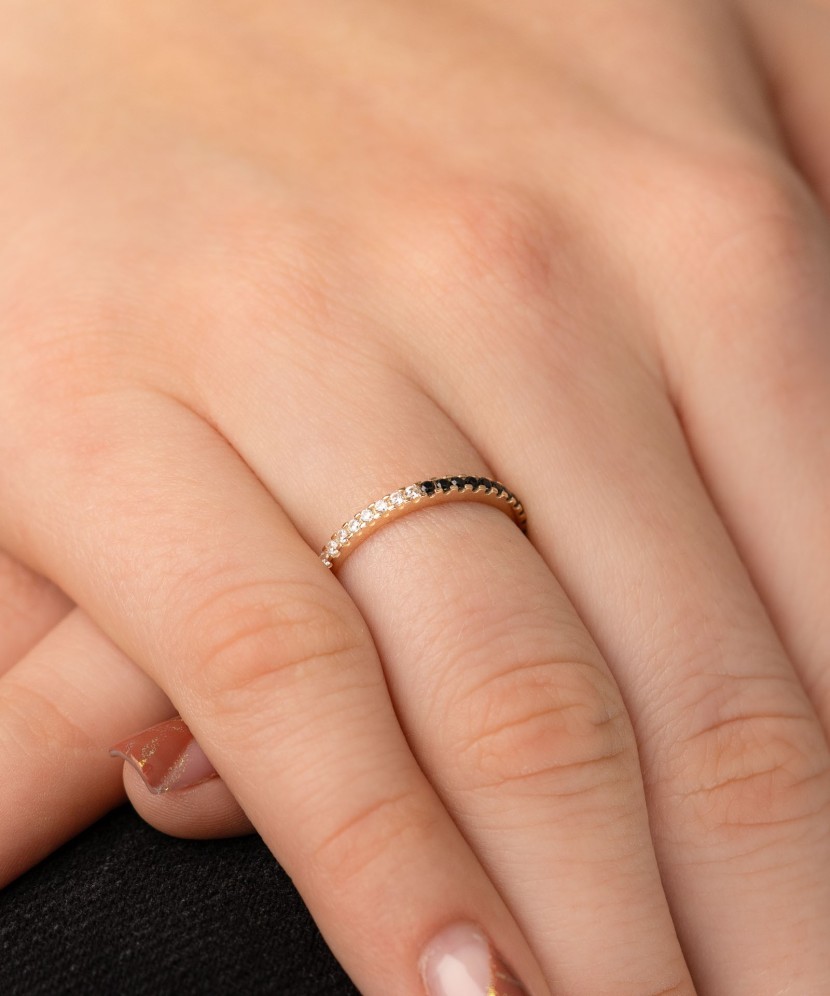 Kultasormus zirkoneilla