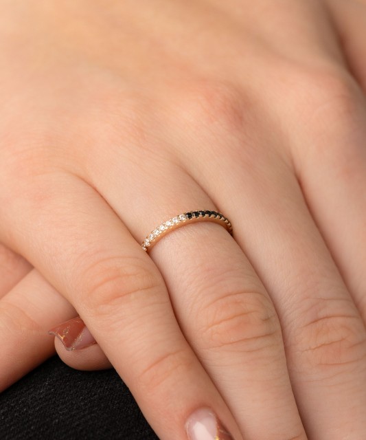 Gold ring with zircons