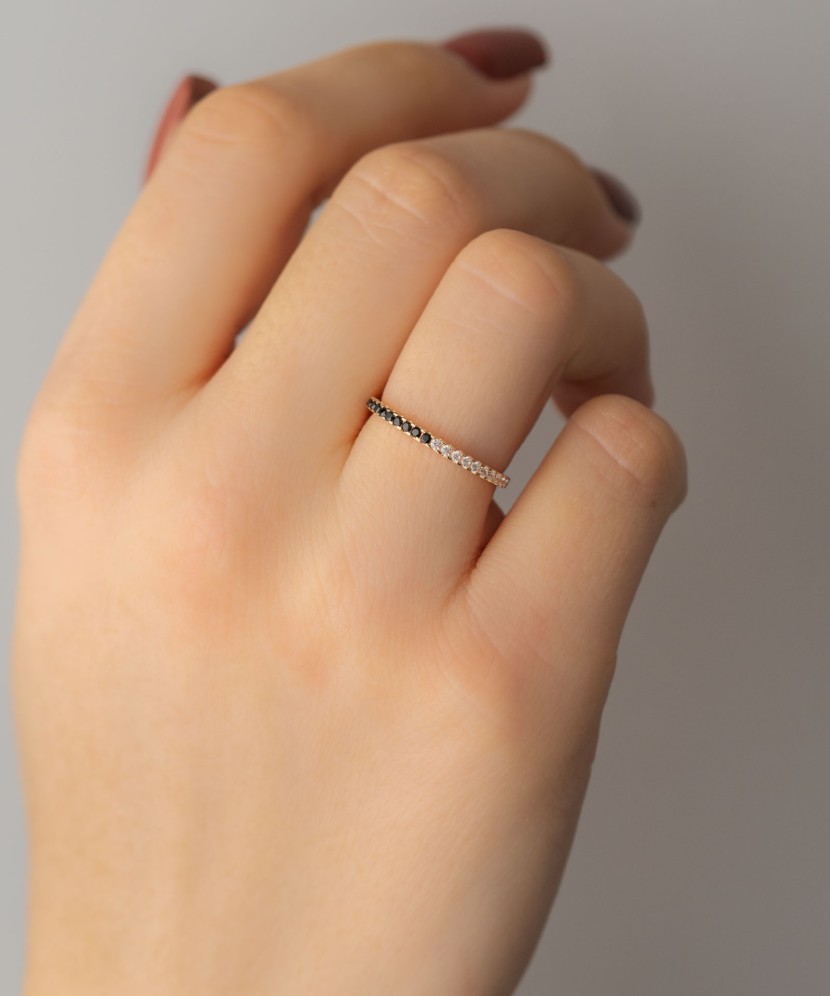 Kultasormus zirkoneilla