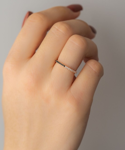 Gold ring with zircons