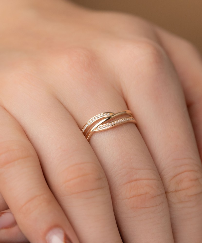 Kultasormus zirkoneilla