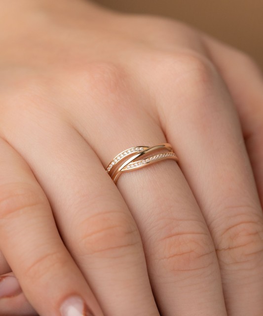 Gold ring with zircons