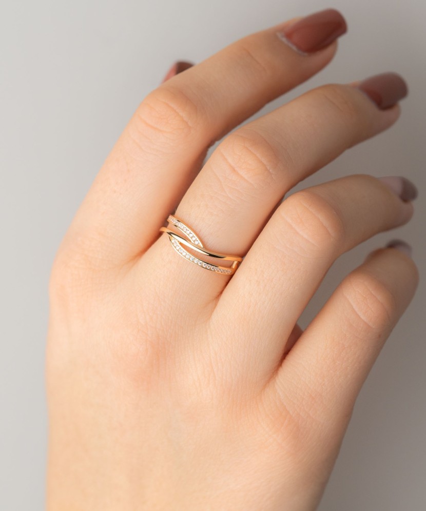 Gold ring with zircons