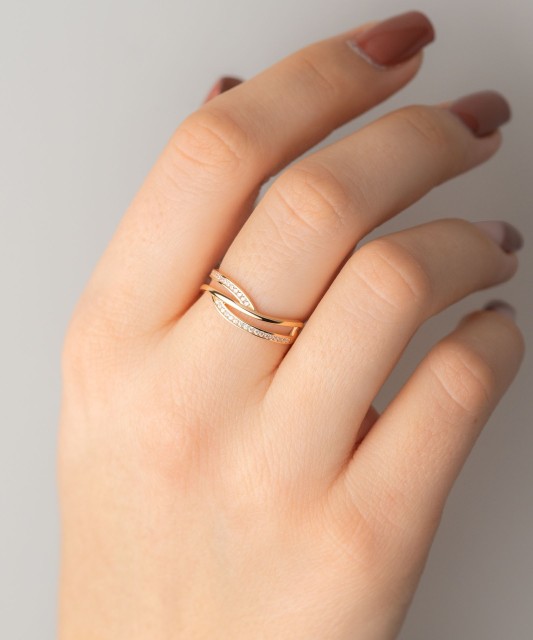 Gold ring with zircons