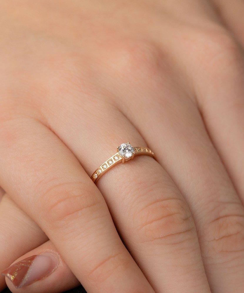 Gold ring with zircons