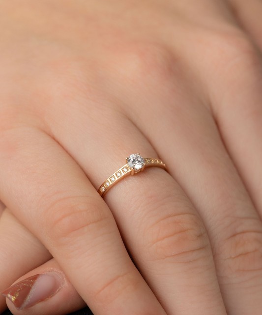 Gold ring with zircons