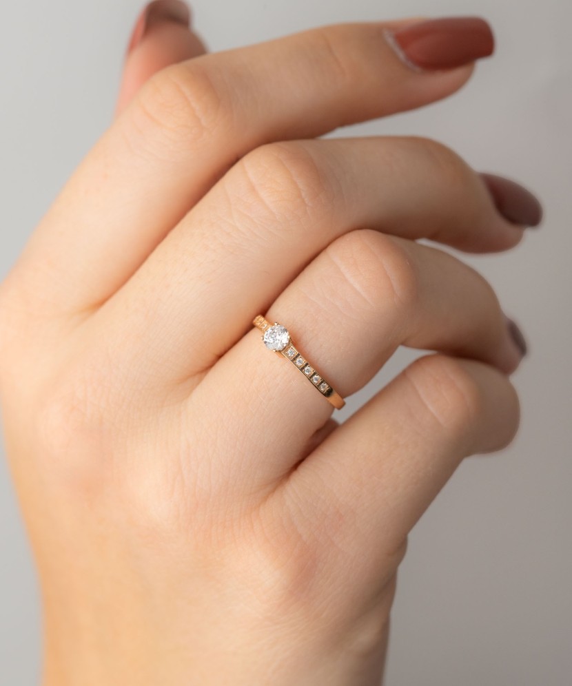 Gold ring with zircons