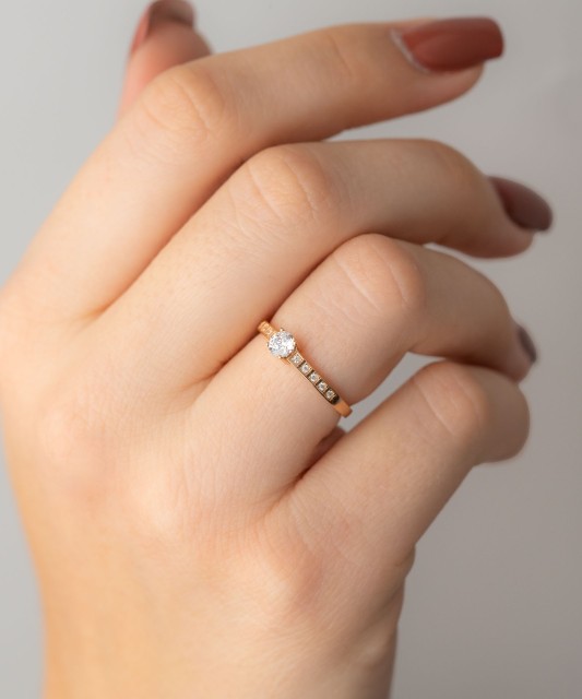 Gold ring with zircons