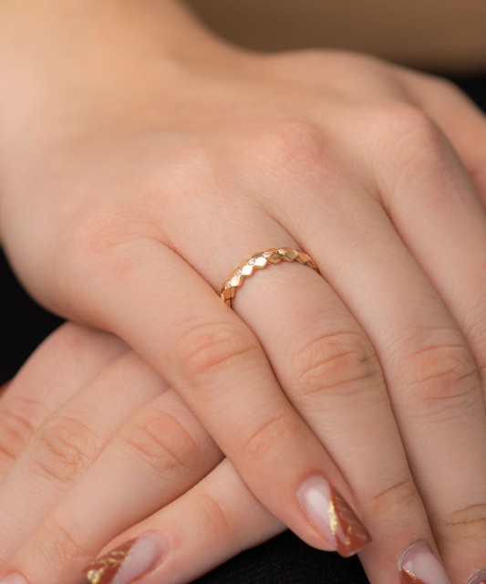 Kultasormus zirkoneilla