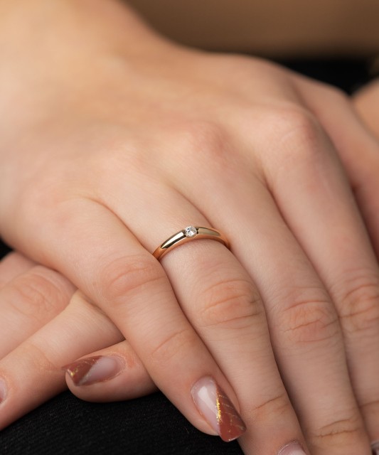 Gold ring with zirconium