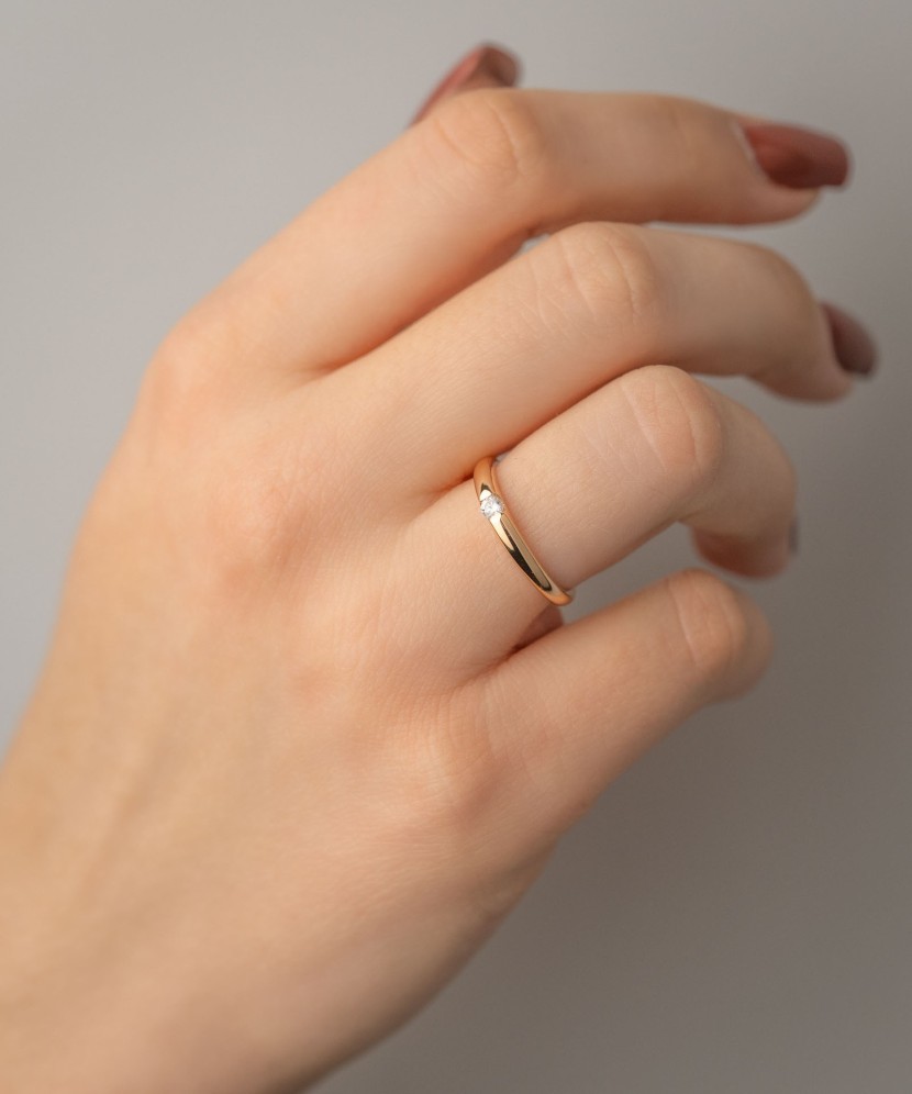 Gold ring with zirconium