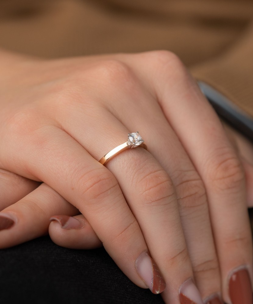 Gold ring with zirconium