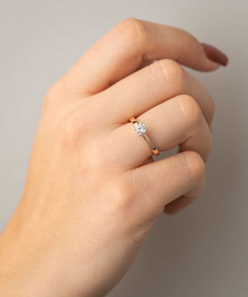 Gold ring with zirconium