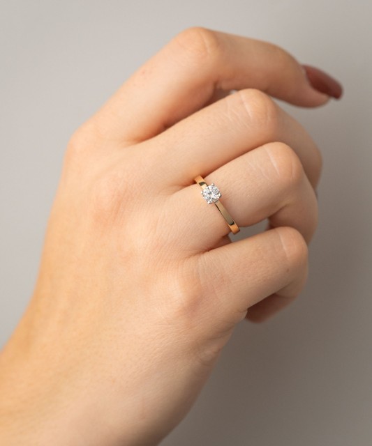 Gold ring with zirconium