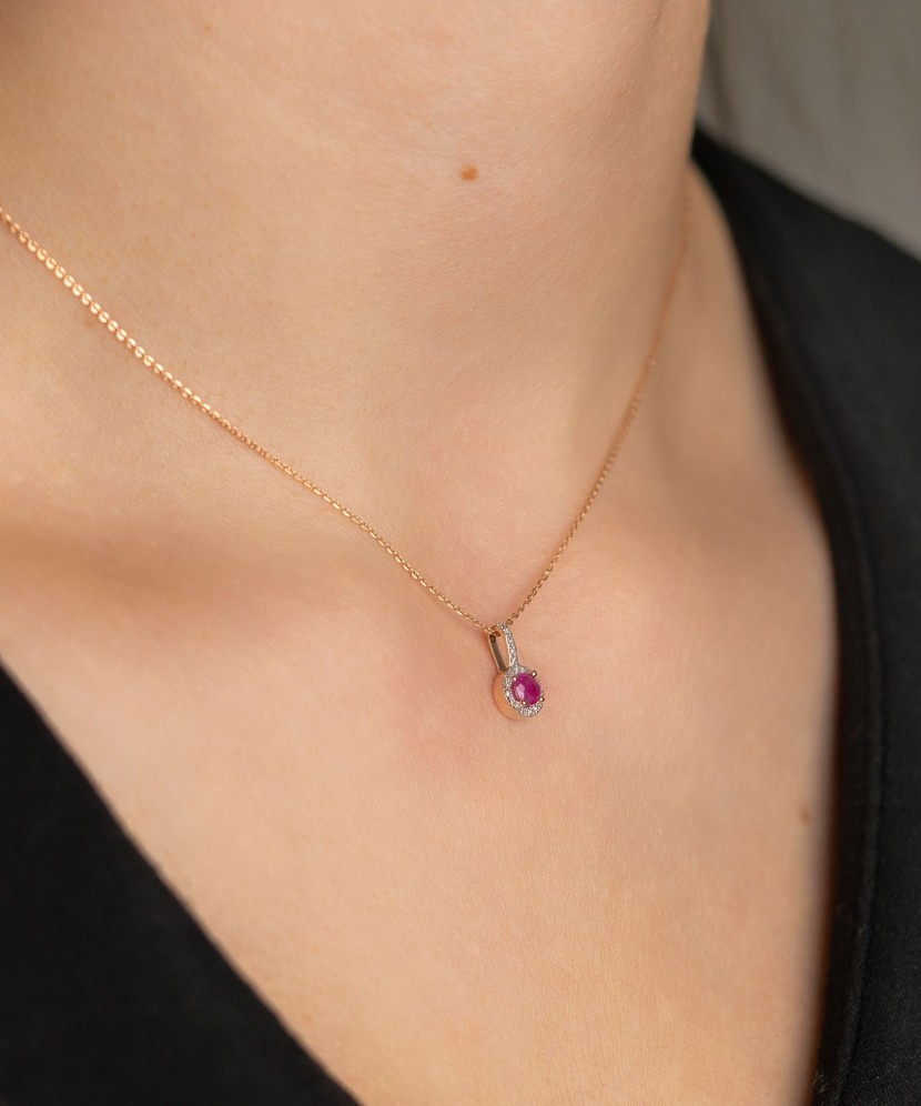 Gold pendant with ruby and diamonds