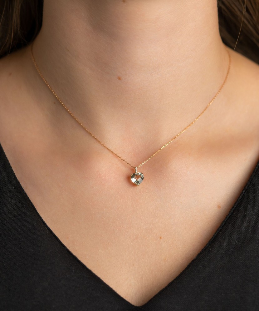 Keltainen kultariipus vihreällä ametistilla ja timanteilla "Heart"