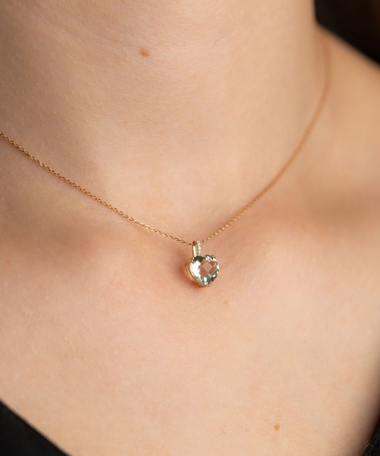 Keltainen kultariipus vihreällä ametistilla ja timanteilla "Heart"