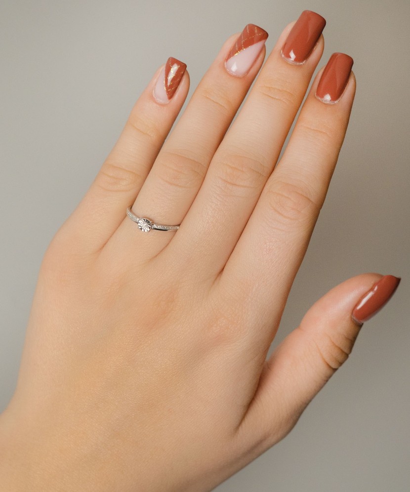 Hopeasormus timanteilla