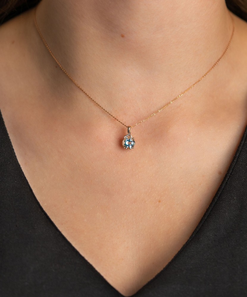 Kultainen riipus topaasilla ja timantteja