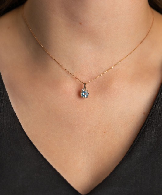 Gold pendant with topaz and diamonds