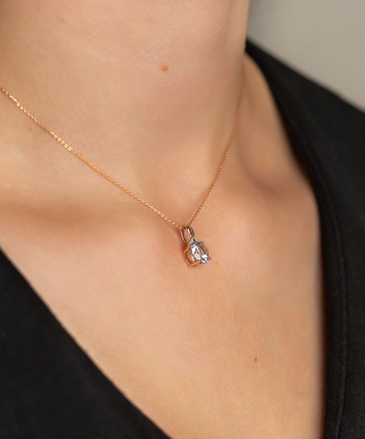 Kultainen riipus topaasilla ja timantteja