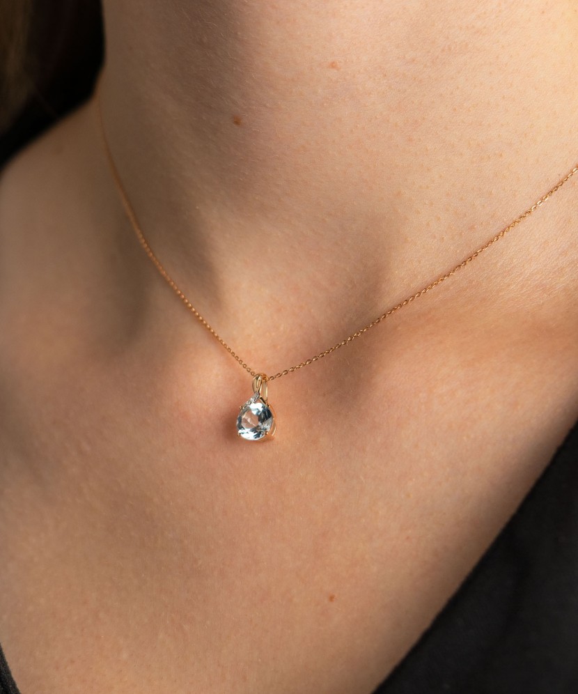 Kultainen riipus topaasilla ja timantteja