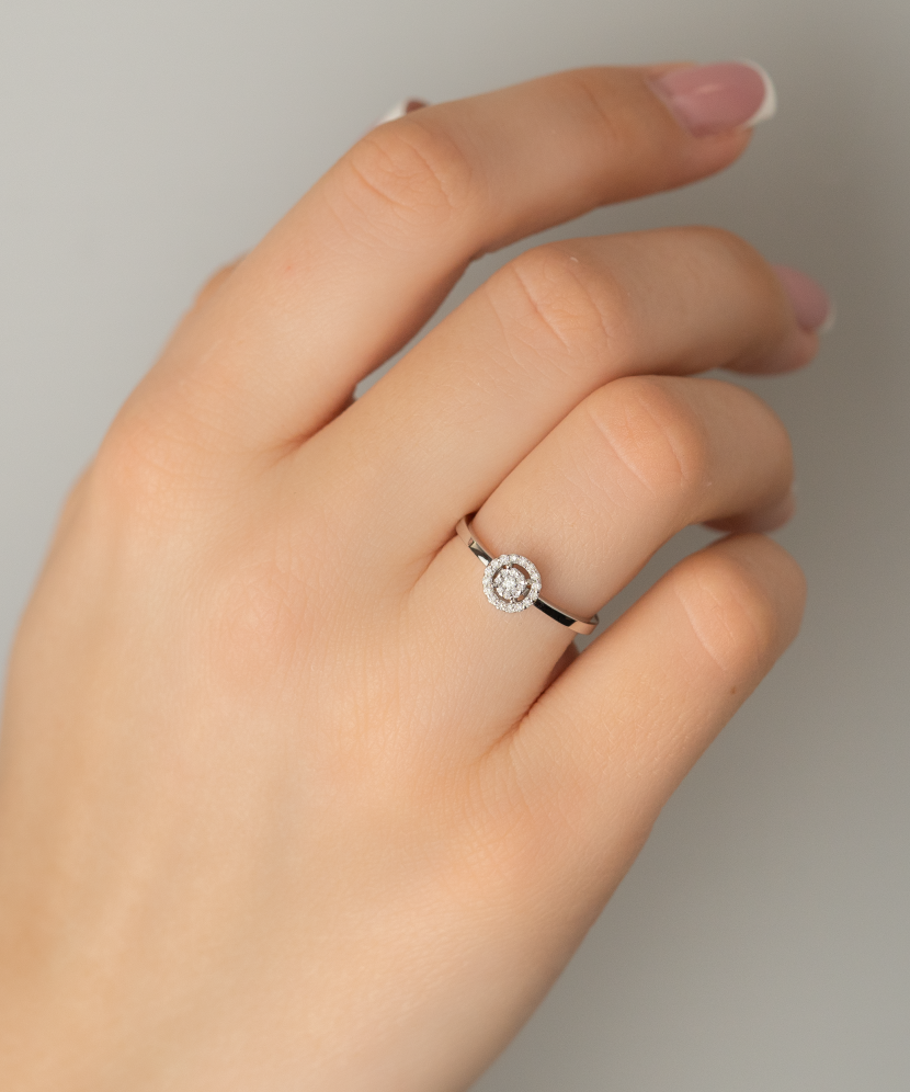 Valkokultainen sormus timanteilla