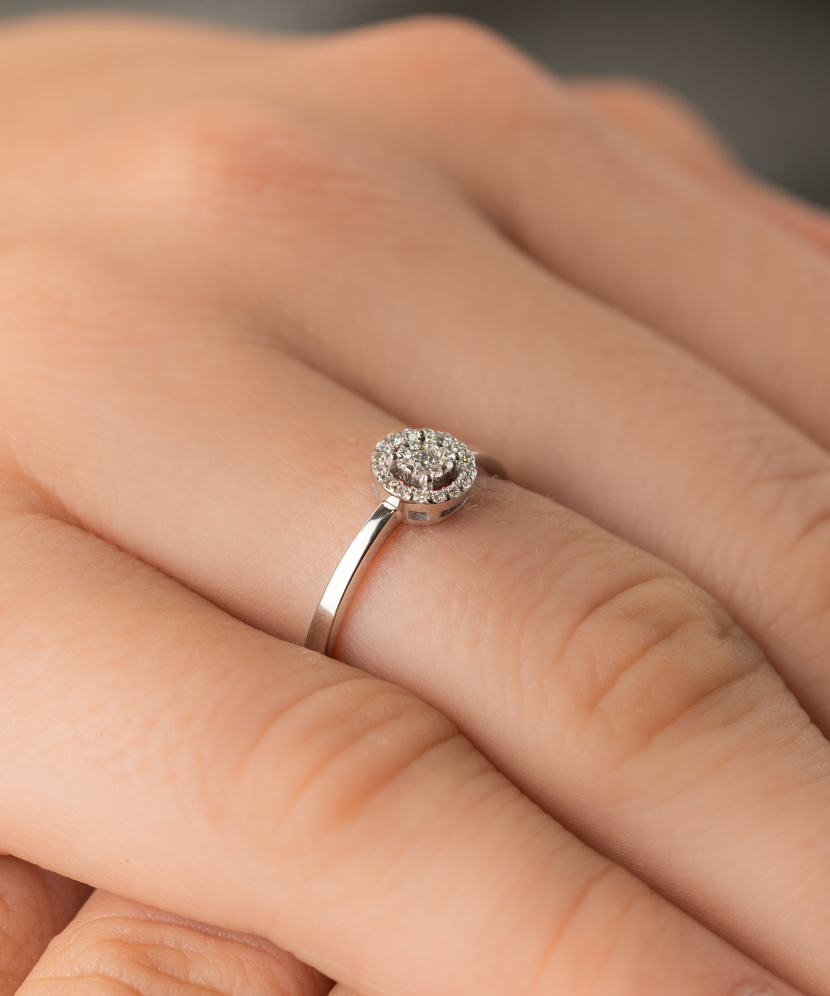 Valkokultainen sormus timanteilla